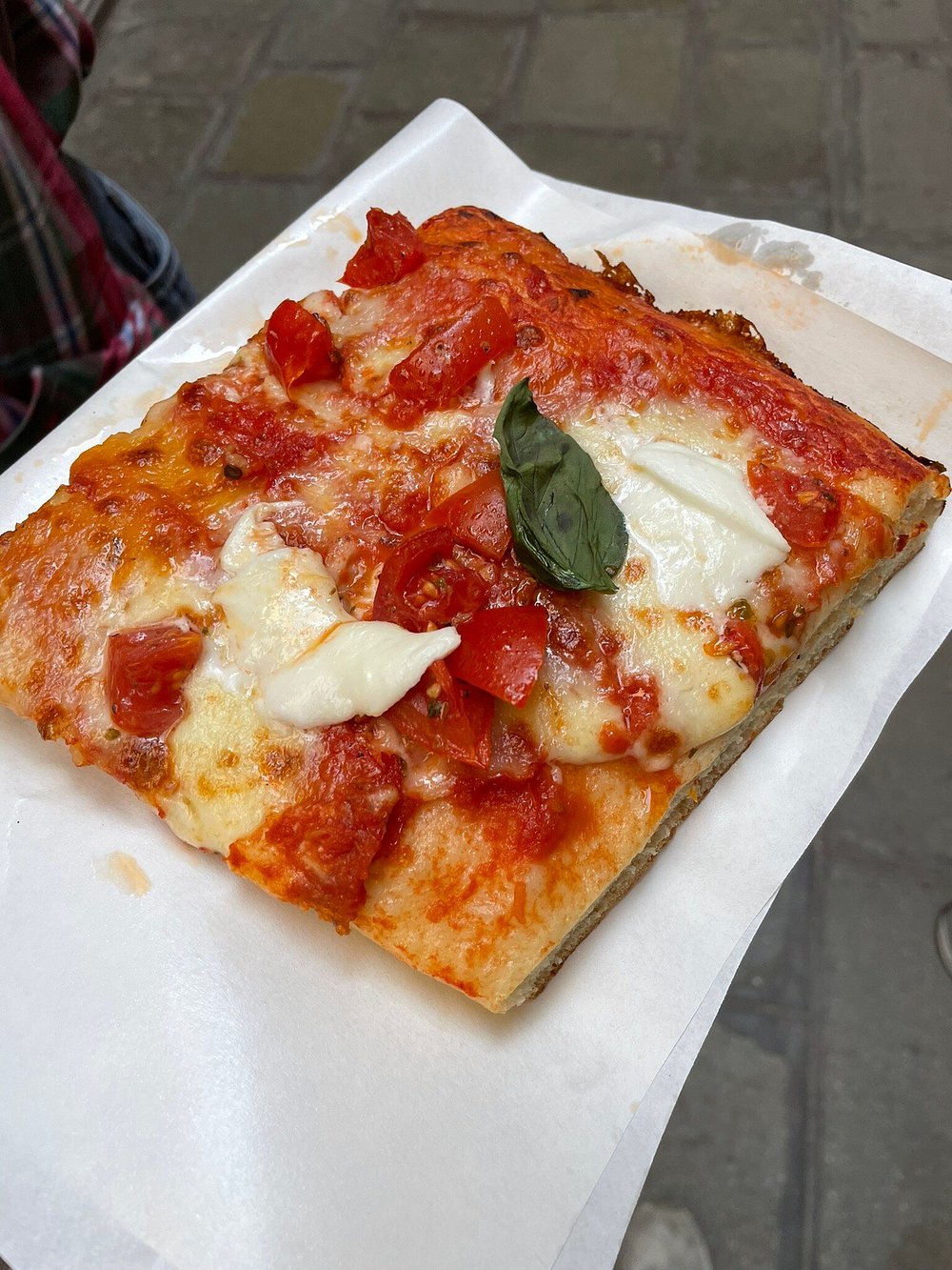 Dettaglio di un trancio di pizza appena tagliato.